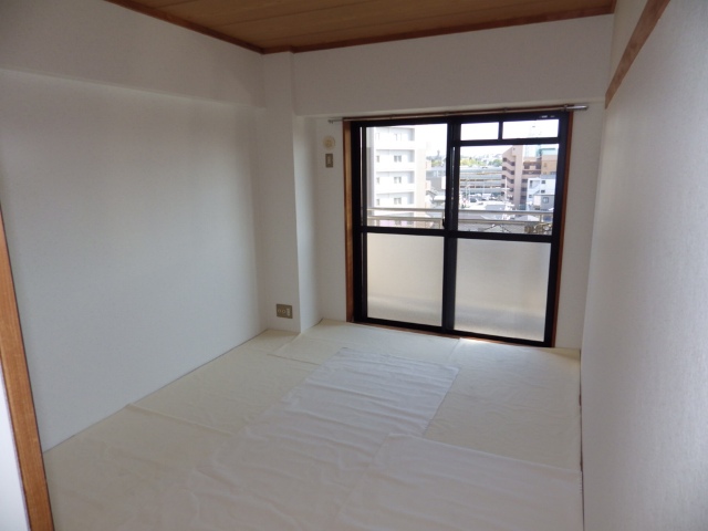 Other room space. Japanese-style room is 6 Pledge