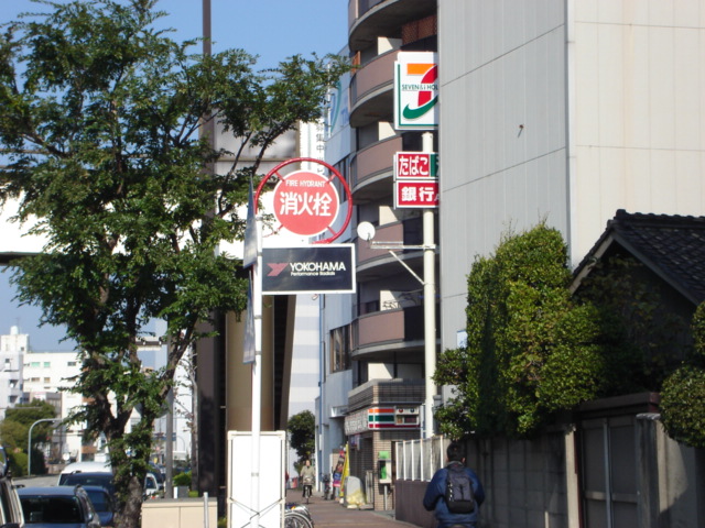 Convenience store. 250m to Seven-Eleven (convenience store)