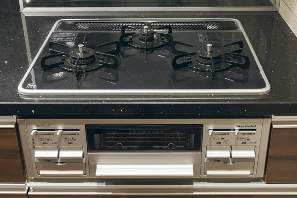Kitchen.  [Hyper-glass coat gas stove] 3-neck gas stove with a beautiful grill to look if there is a gloss. Since the hyper-glass coat, Dirt fell easy it is easy to clean (same specifications)