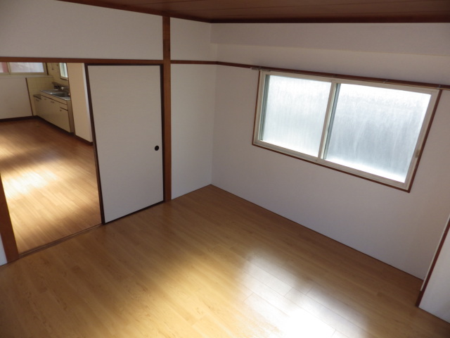 Other room space. Western-style room is bright in the daylight from two sides.