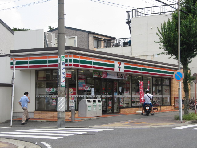 Convenience store. 50m until the Seven-Eleven (convenience store)