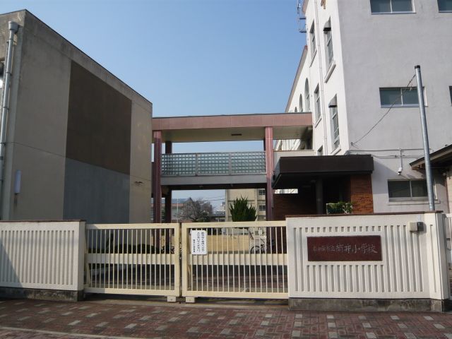Primary school. 100m up to municipal Tsutsui elementary school (elementary school)