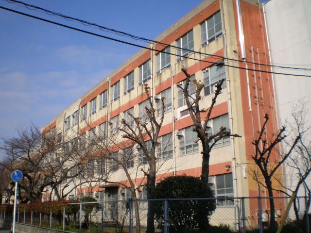 Junior high school. Municipal Azuma until junior high school (junior high school) 730m