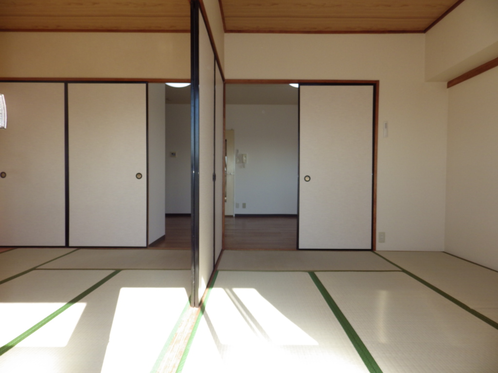 Other room space. South Japanese-style room that can be used by connecting