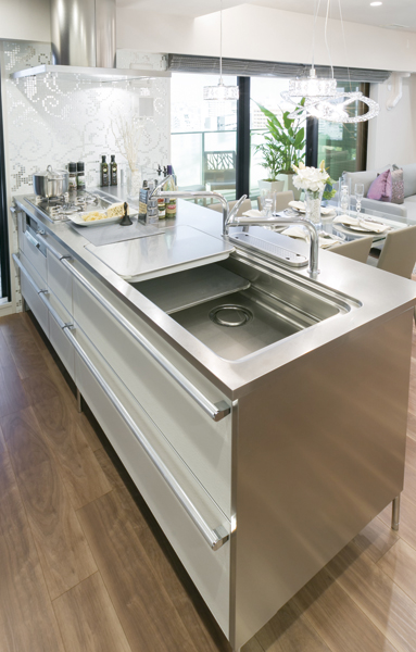 The depth of the work top of stainless steel titanium polishing finish is about 90cm. In a wide range of counter, Likely to spread the width of the cuisine