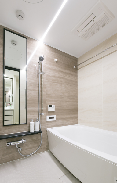 Bathroom of refreshing impression Umakomishiki LED lighting. Ya high thermal insulation effect bathtub, Installing a water-saving shower head