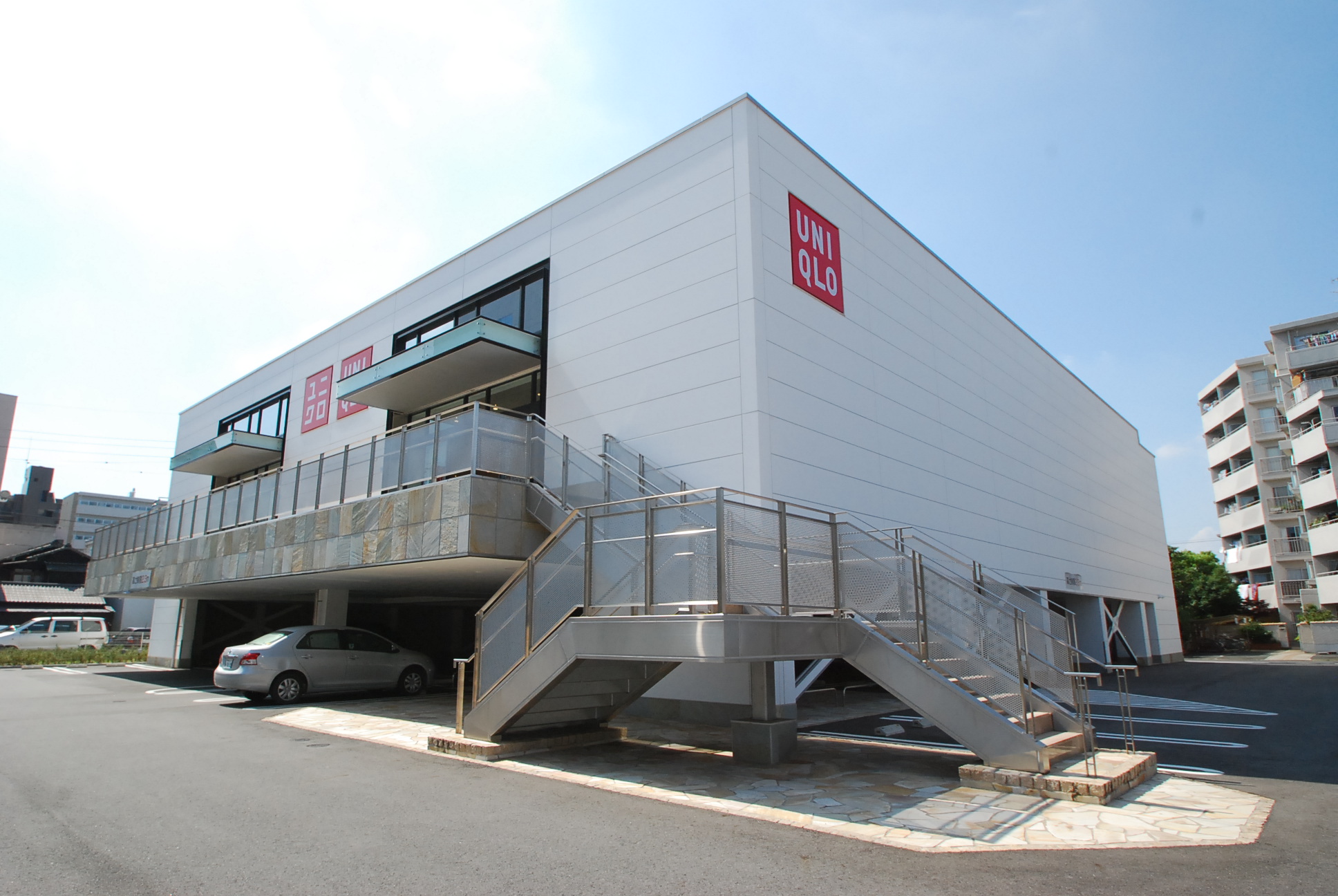 Shopping centre. 681m to UNIQLO white-walled shop (shopping center)