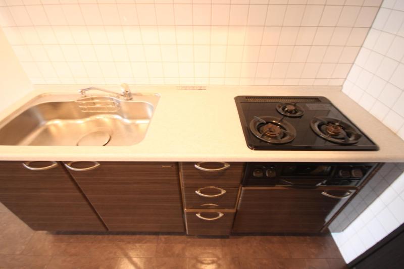 Other. 3-burner stove fully equipped kitchen
