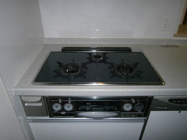 Kitchen. 3 with neck grill gas stove