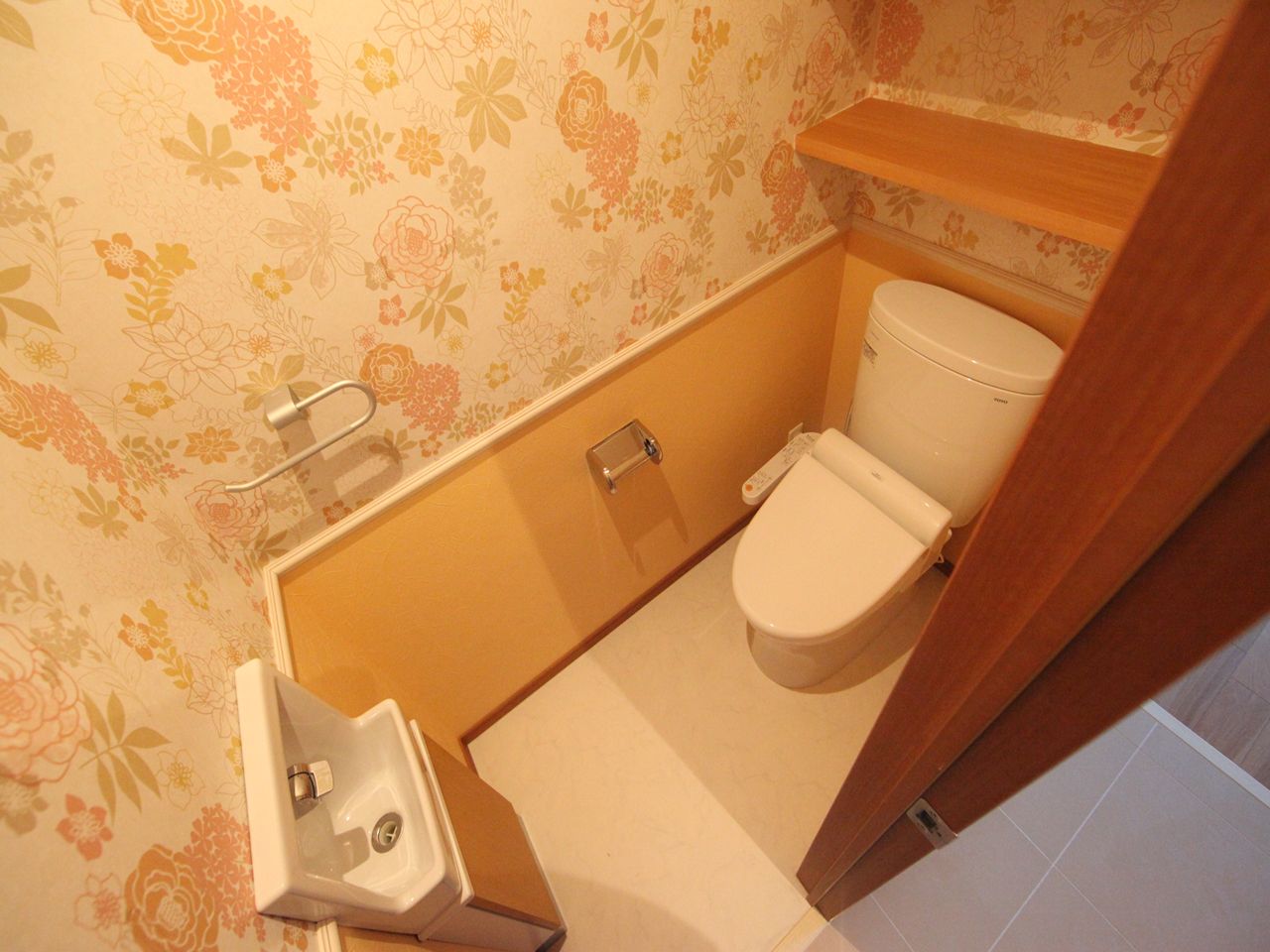 Toilet. bus ・ Restroom Warm water washing heating toilet seat