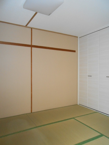 Living and room. Japanese-style room about 6.0 tatami mat with storage plenty of closet