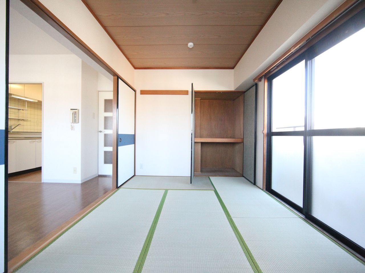 Living and room. Japanese-style room 6 quires You can use to connect with the living 11 Pledge