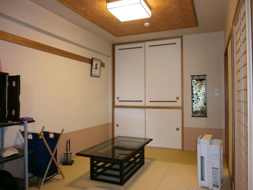 Non-living room. Japanese-style room Located just north of the living.