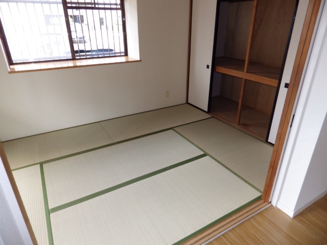 Living and room. Japanese-style room is 6 Pledge