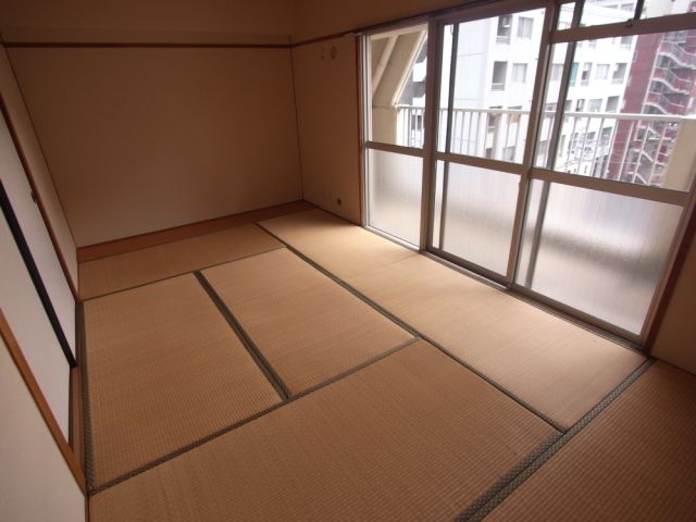 Living and room. There are Japanese-style room. 