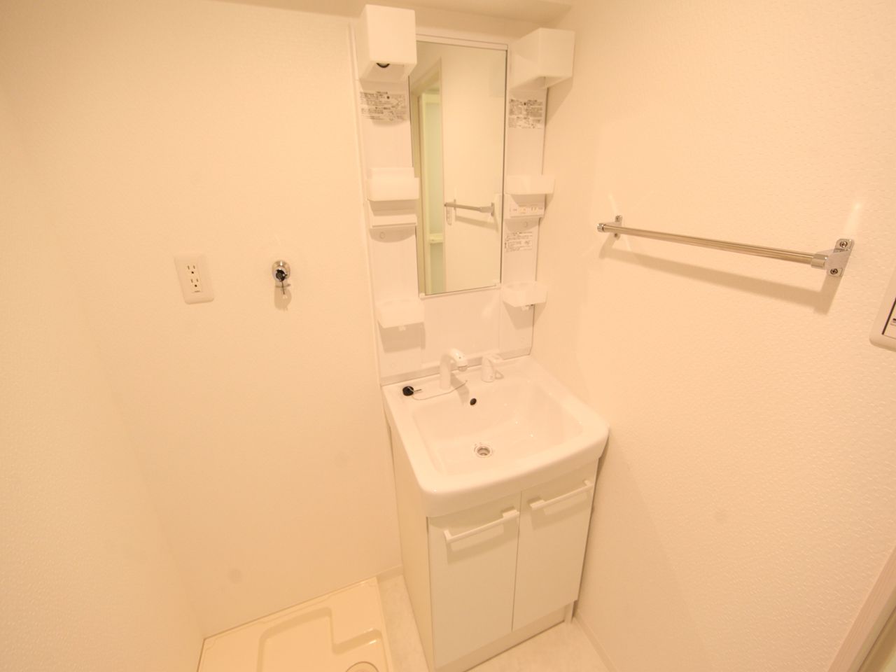 Washroom. Dressing room (with shampoo dresser)