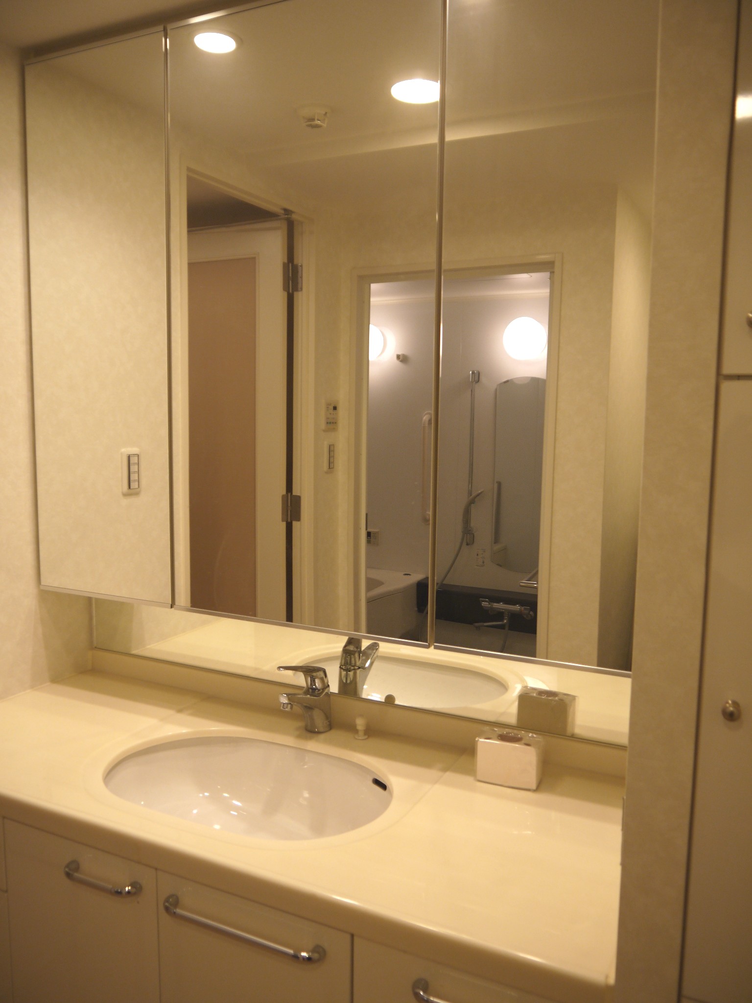 Washroom. Large wash basin, such as a hotel