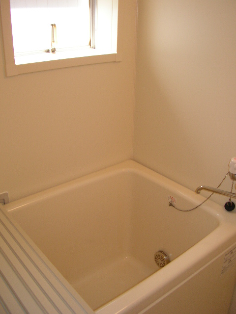 Bath. Bathroom (reheating ・ Window there)