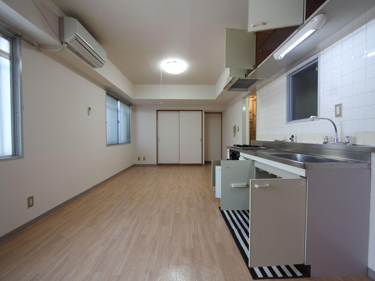 Living and room. LDK10 Pledge Air-conditioned Corner room Good ventilation