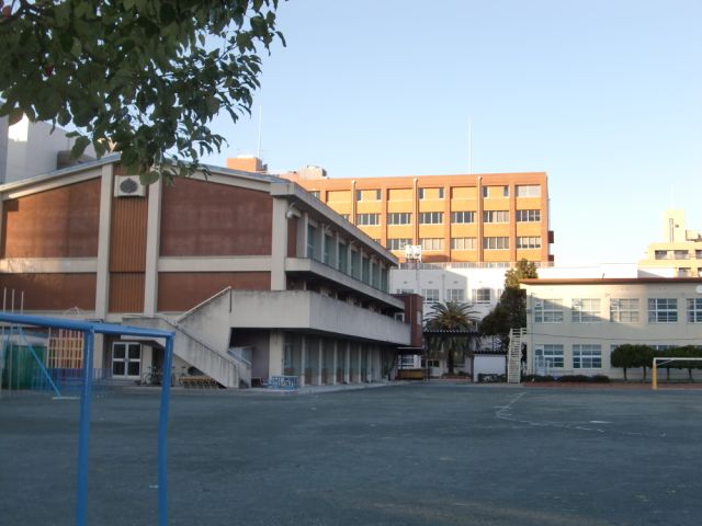 Primary school. 370m up to municipal Aoi elementary school (elementary school)