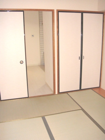 Living and room. Japanese-style room (it becomes another room)