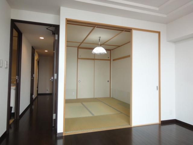 Non-living room. There are about 6 quires of Japanese-style room. It opened the sliding door to the spacious connection living and space.