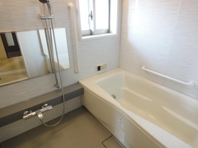 Bathroom. Large bathroom tub is less safe specification of stride. Otobasu function, Bathroom is equipped with heating dryer. Also, There is a window to prompt the ventilation.