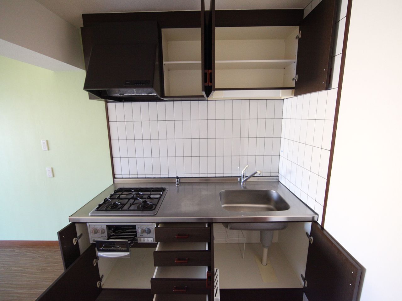 Kitchen. System Kitchen (3 burners gas stove ・ With grill)