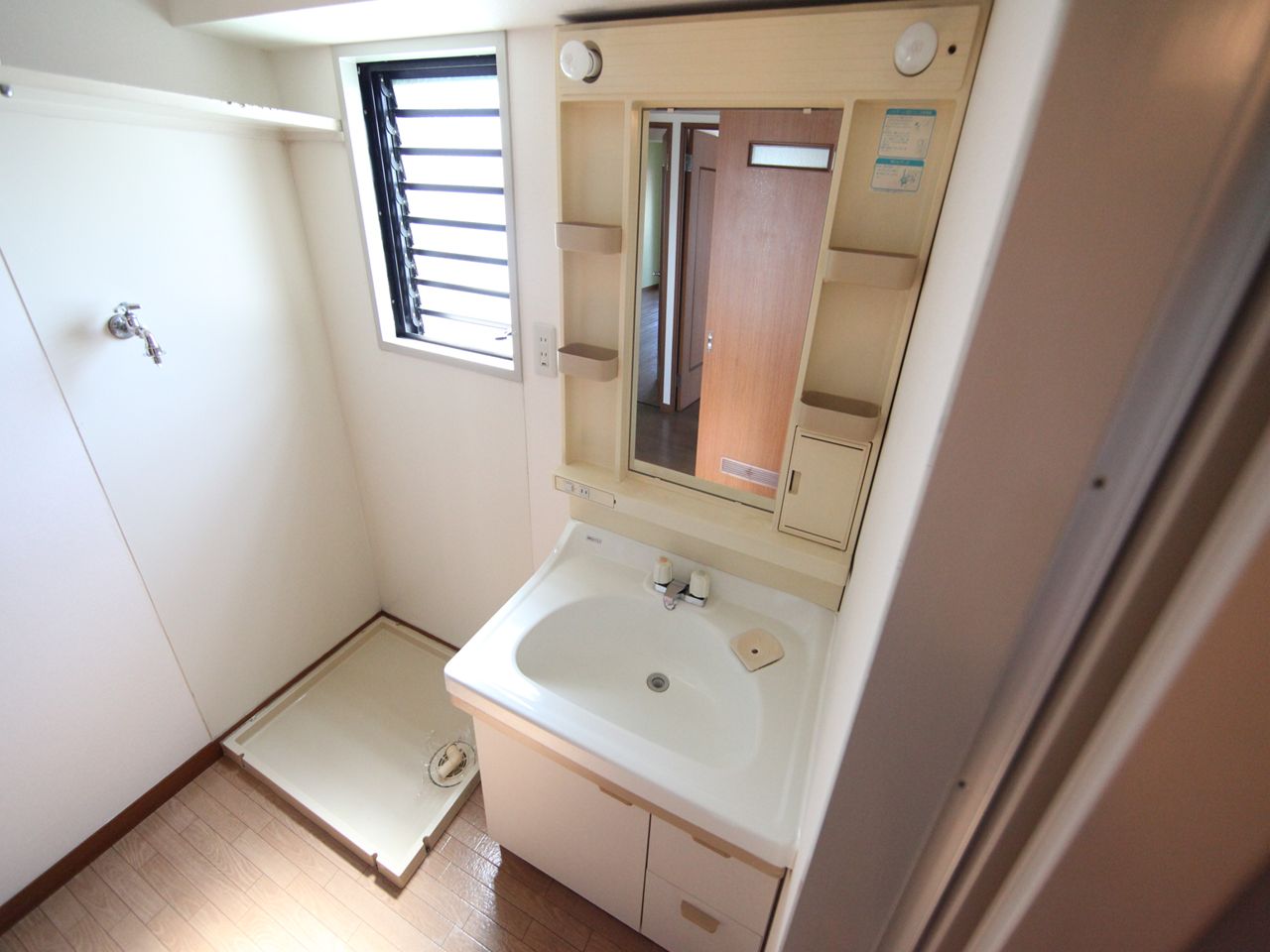 Washroom. Dressing room With window Independent wash basin