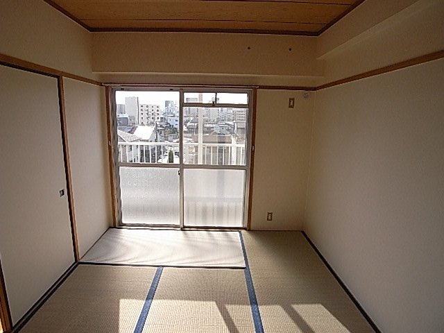 Living and room. South, 6 Pledge is a Japanese-style room.