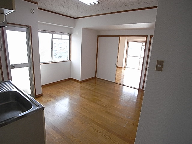 Living and room. About 8.8 tatami dining kitchen.