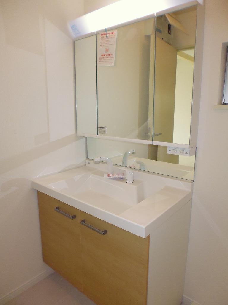 Wash basin, toilet. 2013.11.29 shooting