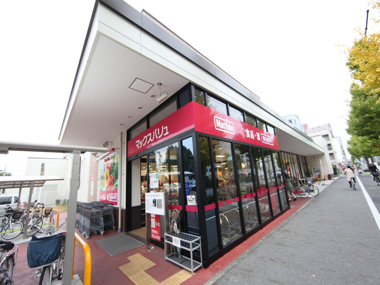 Supermarket. Maxvalu Wakabatori store up to (super) 583m