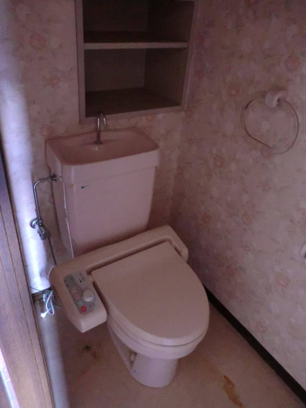 Toilet. Heated toilet seat