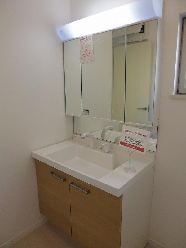 Wash basin, toilet. 2013.11.29 shooting