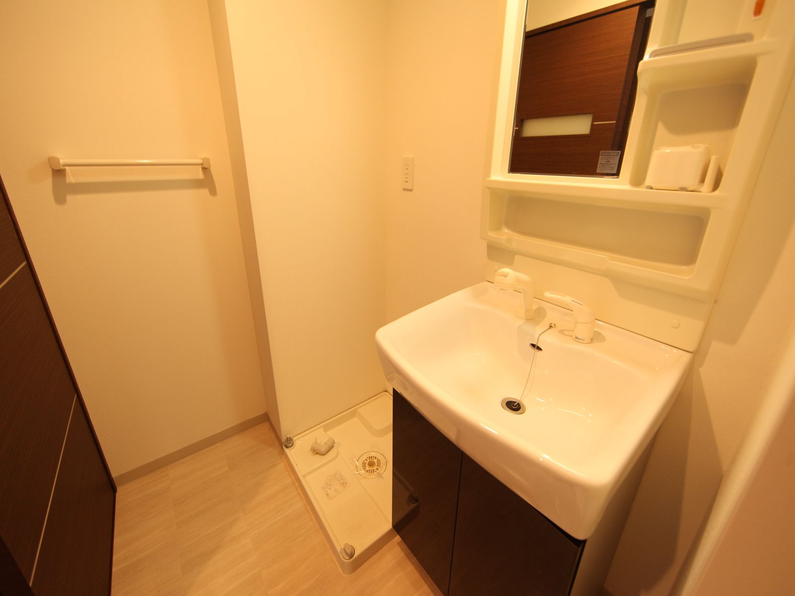 Washroom. Dressing room (With separate wash basin) Shampoo Dresser