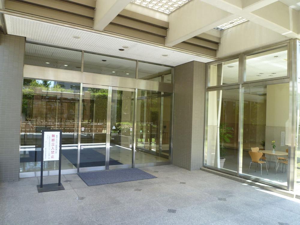 Entrance. Common areas