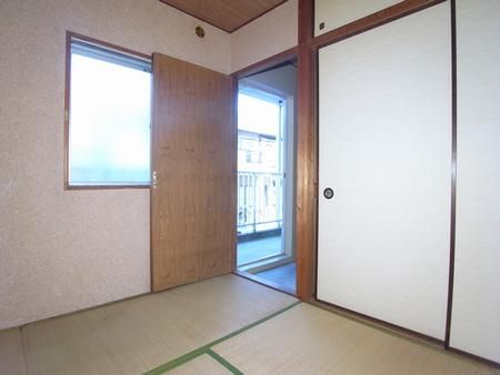 Living and room. You can enter and exit the Japanese-style room from the front door.