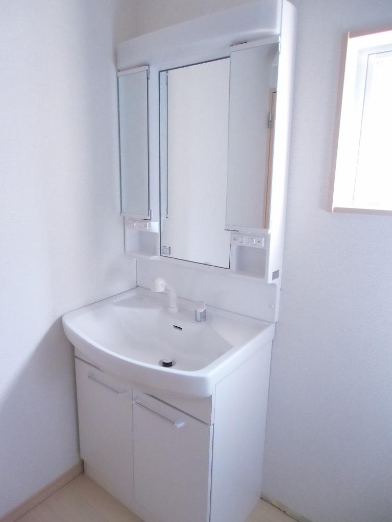 Wash basin, toilet. 4 Building 2013.10.21 shooting