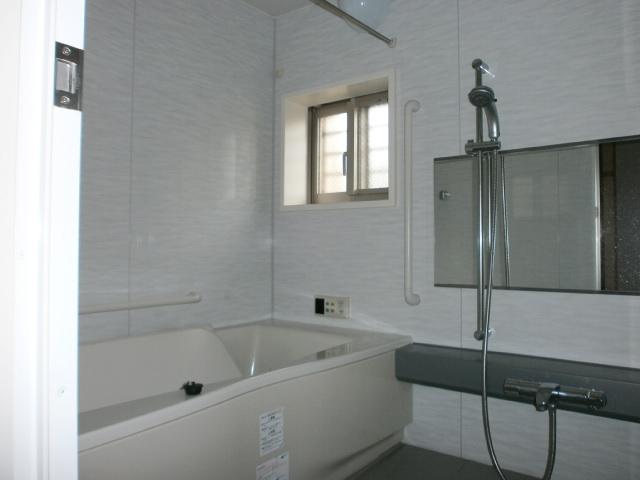 Bathroom. Bathroom not ac- cumulate of moisture there is a window. 1620 is the type. (December 2013) Shooting