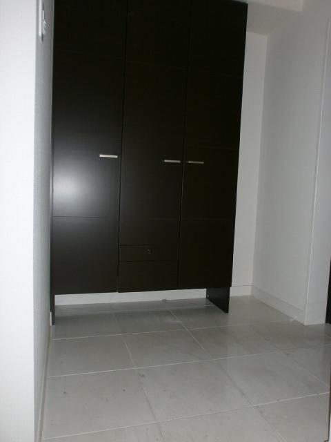 Entrance. Indoor (12 May 2013) Shooting