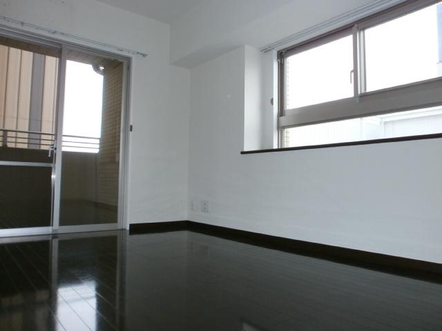 Non-living room. Western-style of the Northeast. It is very bright rooms which arranged the window to dihedral.