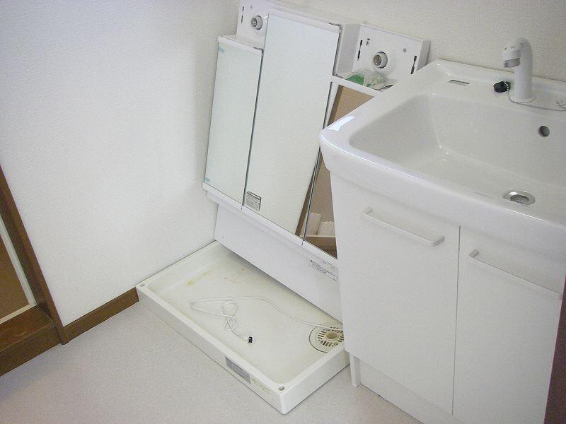Wash basin, toilet. Indoor (10 May 2013) shooting (under renovation)