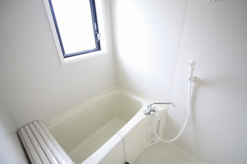 Bath. Bathroom is Nigase also moisture with the window