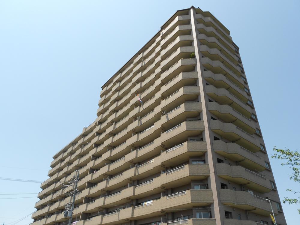 Local appearance photo. Local (10 May 2013) shooting Total units 112 units He was wearing a dark brown tile, This apartment of stately appearance.