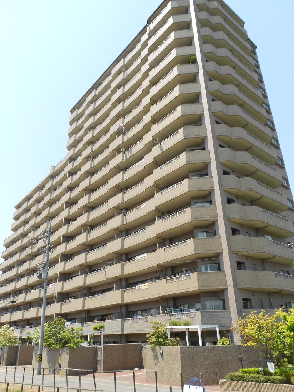 Local appearance photo. Total units 122 units of imposing appearance (October 2013) Shooting