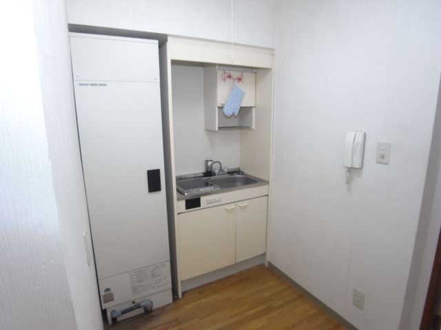 Kitchen. With wash basin