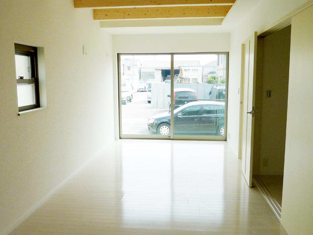 Living. living Beam show ・ High ceiling (2.7m), Spacious 16.7 Pledge of LDK