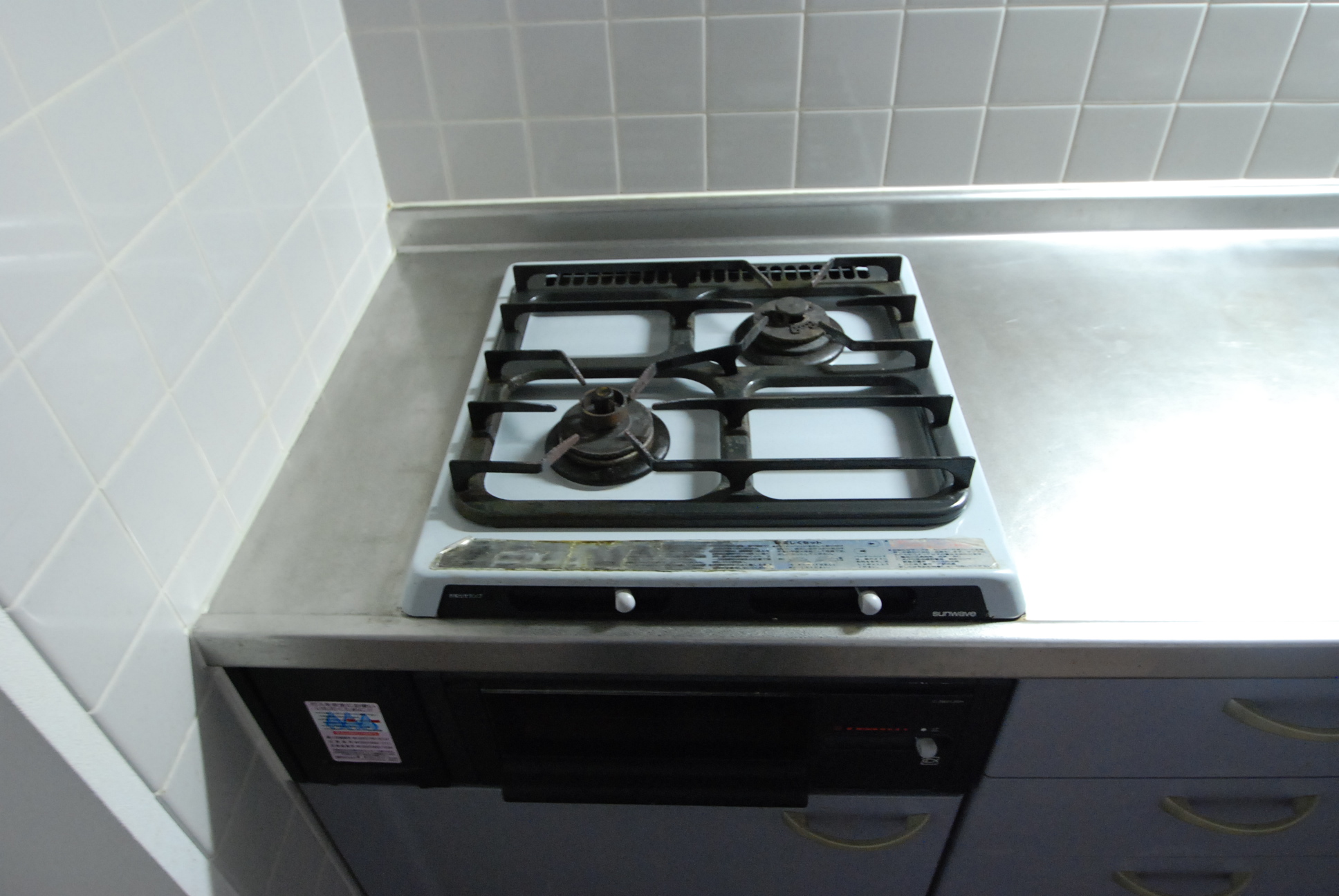 Kitchen. Two-burner stove ・ With gas range