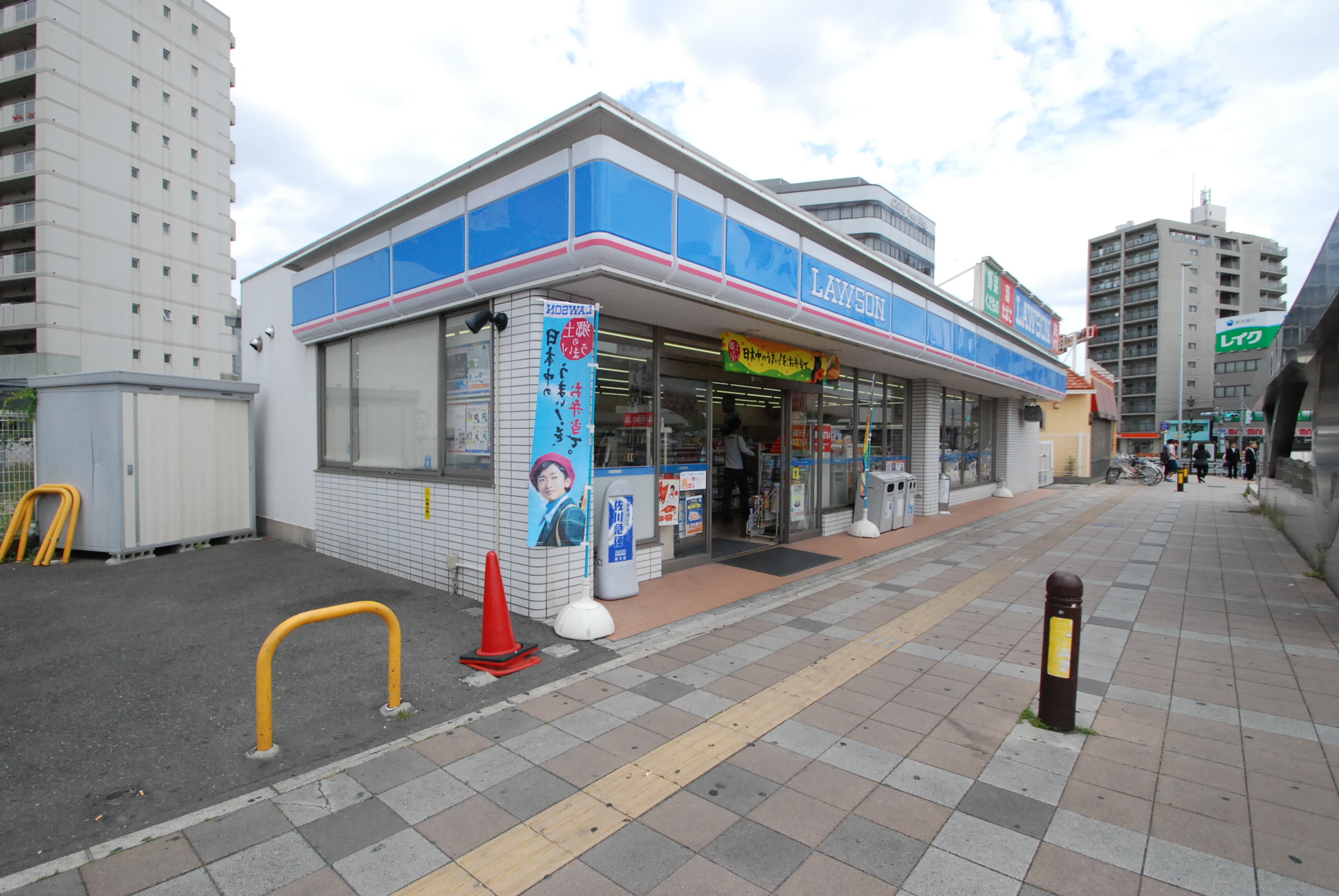 Convenience store. Lawson Ozone Station store up (convenience store) 275m